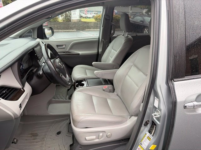 Pre-Owned 2019 Toyota Sienna XLE - photo - 2