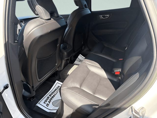 Pre-Owned 2023 Volvo XC60 B5 Plus Dark Theme - photo - 5