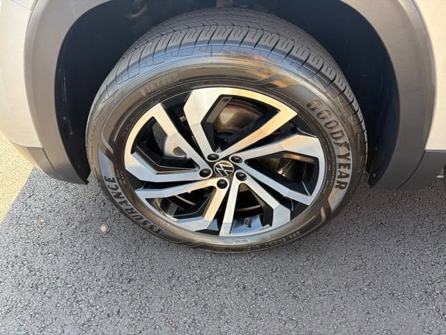 Pre-Owned 2023 Volkswagen Atlas Cross Sport 3.6L V6 SEL - photo - 30