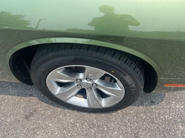 Pre-Owned 2021 Dodge Challenger SXT - photo - 4