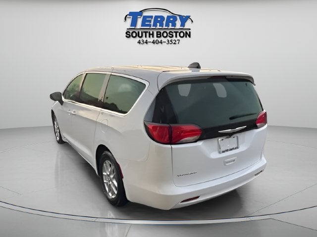 Pre-Owned 2022 Chrysler Voyager LX - photo - 4